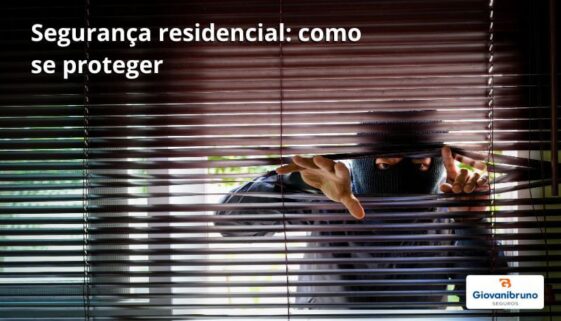homem com mascara olhando atraves de venezianas mantenha sua casa segura seguranca residencial